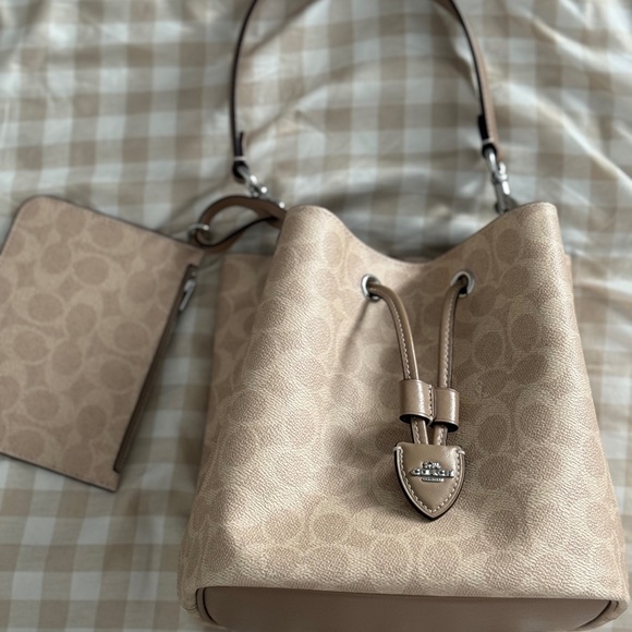 Coach Rowan Bucket Bag - Picture 1 of 6